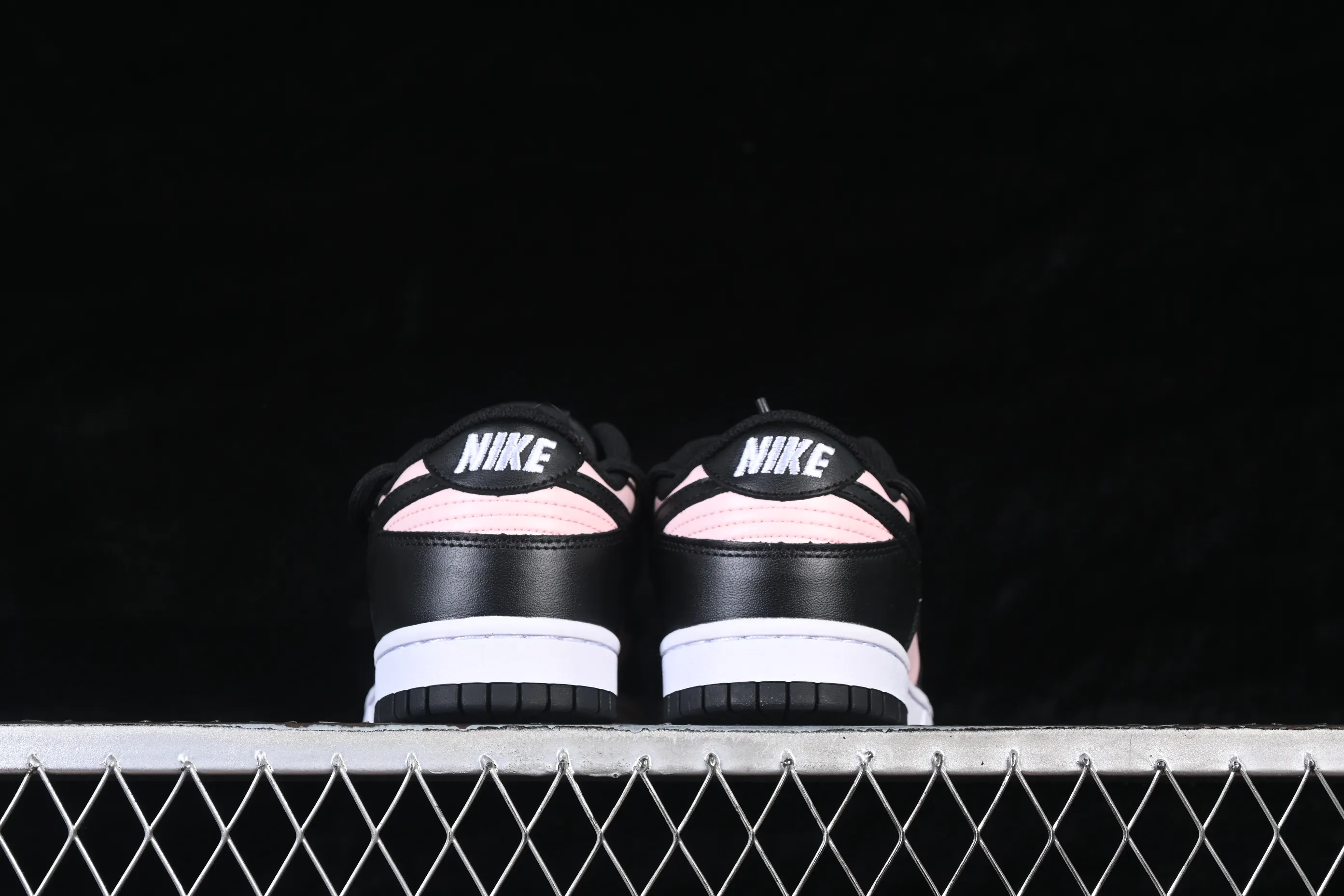 All Categories Nk SB Dunk Series Nk SB Dunk Low Low-top sneakers Nike SB Dunk Low Black Pink Straps Low-top casual sneakers CW1590-100